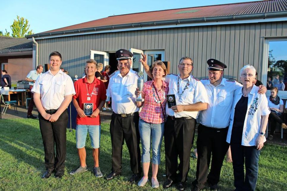 Alte und neue Majestäten der Feuerwehr: Tim Warn, Jan Warn, Wehrführer Klaus Seehase, Manuela und Wolfgang Brömme, Sascha Seehase und Christel Kühl (v. lks.).