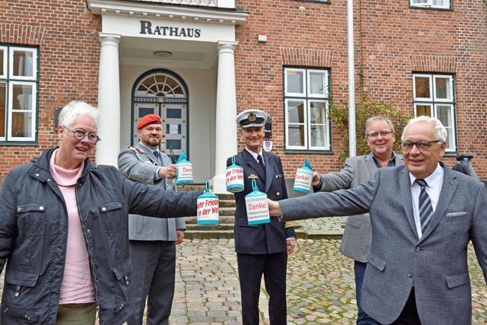 Kreisvorsitzender Peter Sönnichsen (v. r.) warb im Schulterschluss mit Plöns Bürgermeister Lars Winter, dem Kommandeur der Plöner Marineunteroffiziersschule Kapitän zur See Matthias Kähler, Stabsfeldwebel Lars Bauer und Bürgervorsteherin Mechtilde Gräfin von Waldersee um Unterstützung der Arbeit des Volksbundes Deutsche Kriegsgräberfürsorge als einem der größten Friedensprojekte.