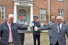 Kreisvorsitzender Peter Sönnichsen (v. r.) warb im Schulterschluss mit Plöns Bürgermeister Lars Winter, dem Kommandeur der Plöner Marineunteroffiziersschule Kapitän zur See Matthias Kähler, Stabsfeldwebel Lars Bauer und Bürgervorsteherin Mechtilde Gräfin von Waldersee um Unterstützung der Arbeit des Volksbundes Deutsche Kriegsgräberfürsorge als einem der größten Friedensprojekte.