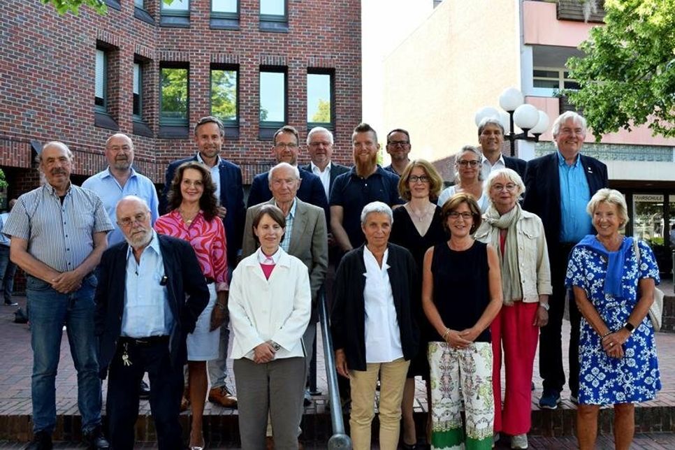 Heikendorfs Gemeindevertretung für die Jahre 2023 – 2028: 1. Reihe von links: Dr. Ulrich Goll (UWH), Dr. Karin Kaiser (fraktionslose Einzelvertreterin AfD), Viktoria Rose (Grüne), Nicola Specker (Grüne), Christiane Enders (UWH); 2. Reihe v.l.: Alexander Orth (fraktionslos nach Austritt aus der SPD), Ina Schultheiß (CDU), Ludwig Dümpelmann (UWH), Dr. Bettina Bonde (FDP), Beate Friedrichs-Heinemann (SPD); Hintere Reihe v.l.: Jochen Kewitz (CDU), Thies-Peter Otzen (CDU), Gunnar Schulz (FDP), Matthias Teske (Grüne), Jonas Rose (Grüne), Olaf Bartels (Grüne), Silvia Ihms (CDU), Ralf Möller (UWH), Bernd Heinemann (SPD).