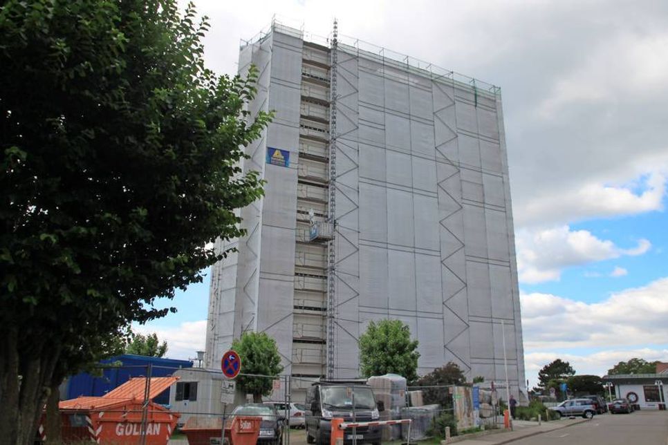 Teile der Fassade hätten sich bei einem Sturm im vergangenen Herbst gelöst. Da es sich um Asbestplatten von 1972 handle, seinen Bauarbeiten an der Außenfassade des Appartementhauses „Prinz Hamlet“ unumgänglich gewesen.