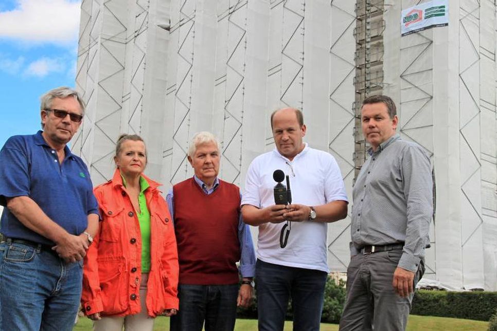 Wolfgang Vogler, Ingeborg Moeller-Sporleder, Jürgen Schnoor, Götz Lehsten und Jan-Walter Schnoor (v. lks.) sind über die Geräuschbelsätigung und die Umsatzeinbußen verärgert.