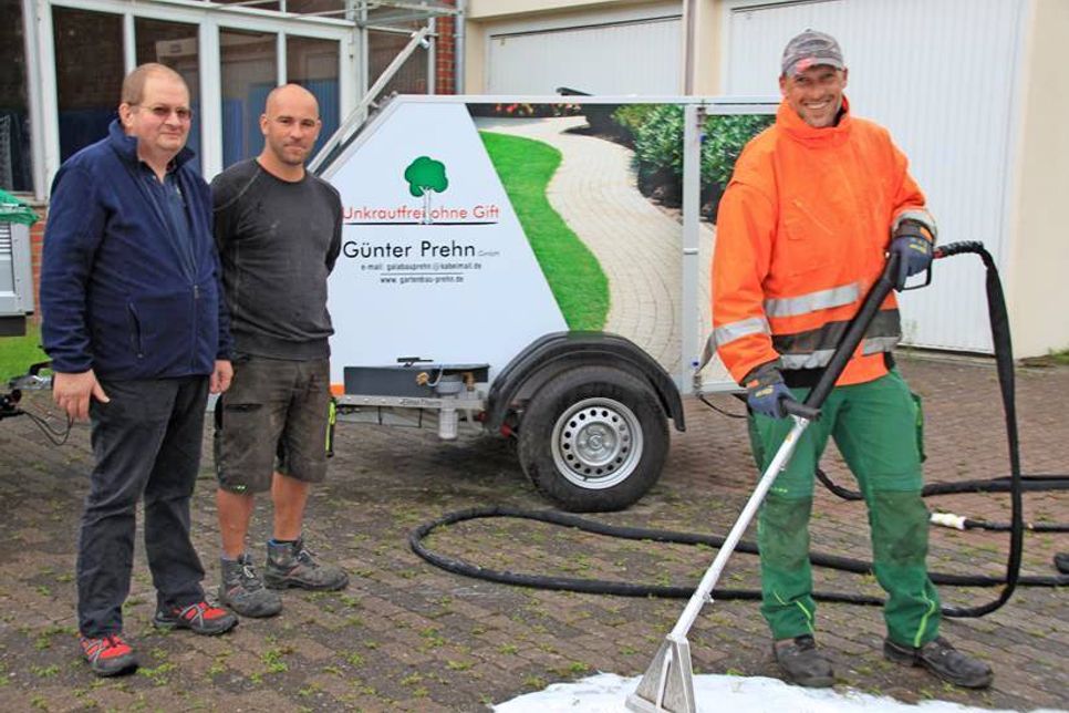 Unkraut ade - Geschäftsführer Frank Vogel präsentiert mit seinen Mitarbeitern Dennis Prehn und Mario Schröder (v. lks.) die mit einem 900-Liter-Tank ausgestattete Vario-Therm-Flächenpflegemaschine.