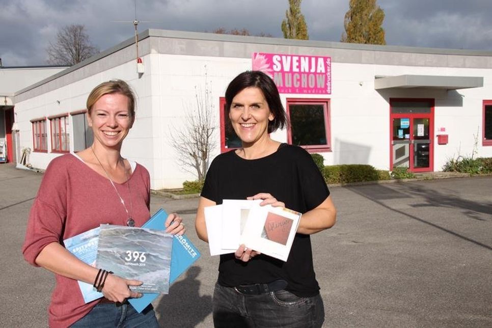 Svenja Muchow (lks.) bringt die Wunschmotive auf Papier, Leinwand, Acrylglas - eben alles, was man bedrucken kann.