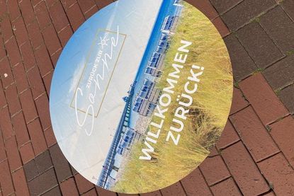 Die Boden-Aufkleber vom Tourismus-Service Grömitz sind der neueste Trend.