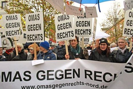 Bei Demonstrationen gegen Rechts ein längst vertrauter Anblick auch in Kiel: Die Omas gegen Rechts. Im kommenden Jahr erhält die bundesweite Initiative eine besondere Auszeichnung
