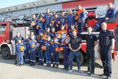 Sponsor Denis Schlüter (vorne 3. v. re.) mit dem stellvertretenden Stadtwehrführer Sebastian Papke (vorne re.), Jugendfeuerwehrwart Marcel Fuchs (vorne 2. v. re.), dem stellvertretenden Jugendfeuerwehrwart Fynn Niklaas Lull (lks.) und den Jugendlichen bei der Spendenübergabe.