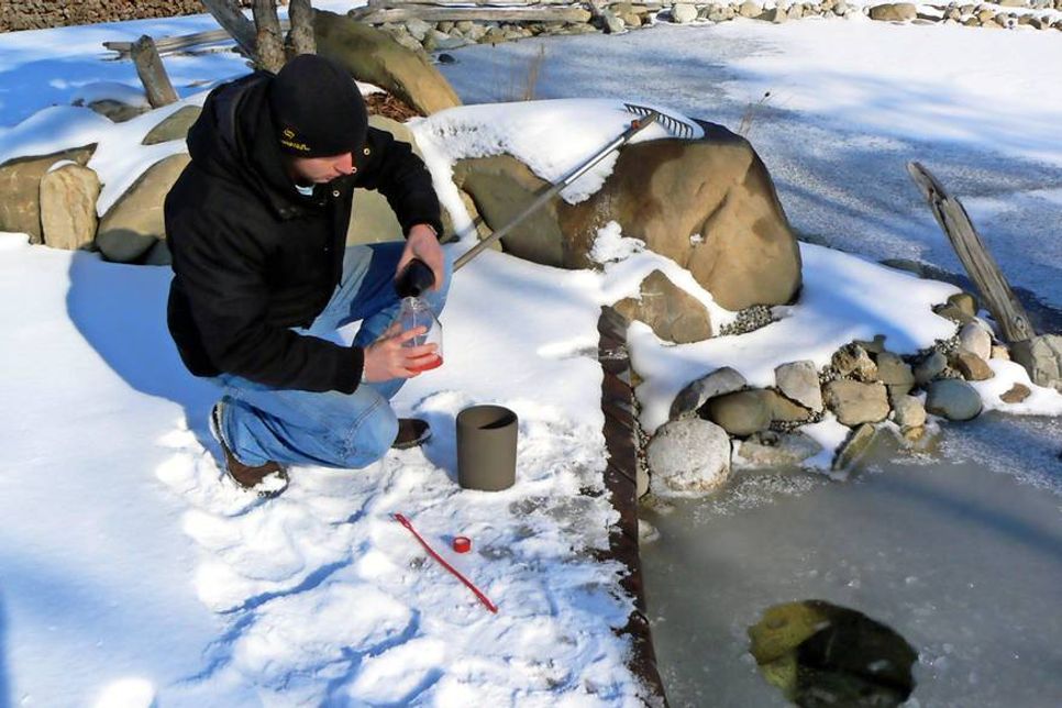 Die geschlossene Eisdecke im Winter kann für Fische im Gartenteich gefährlich werden, denn die Sauerstoffversorgung und der Gasaustausch müssen im Wasser gewährleistet sein. Foto: djd/Söchting Biotechnik