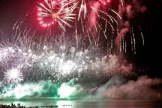 Bei schönsten Feuerwerksformationen und stimmungsvoller Musik wurde die Ostsee vor Grömitz zum Strahlen gebracht. Foto: Christian Lück.