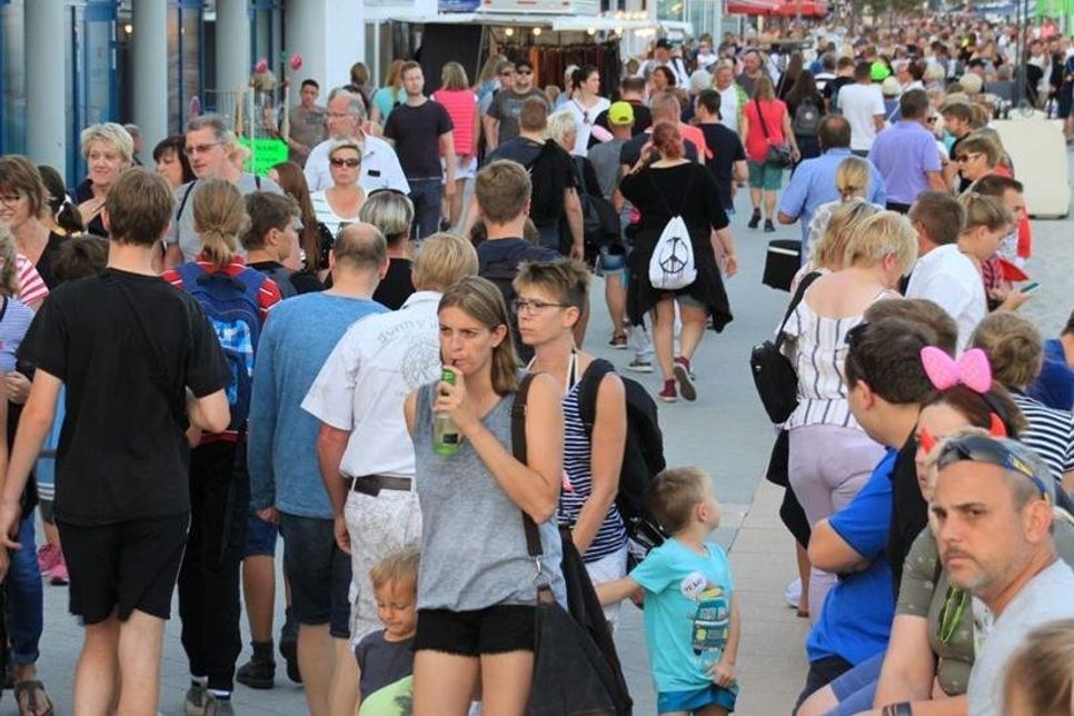 Tausende Besucher pilgerten auch in diesem Jahr an die Promenade, um das funkensprühende Event mitzuerleben.