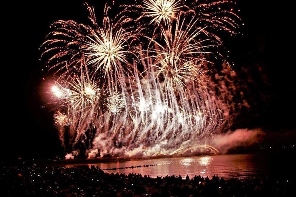 Bei schönsten Feuerwerksformationen und stimmungsvoller Musik wurde die Ostsee vor Grömitz zum Strahlen gebracht. Foto: Christian Lück.