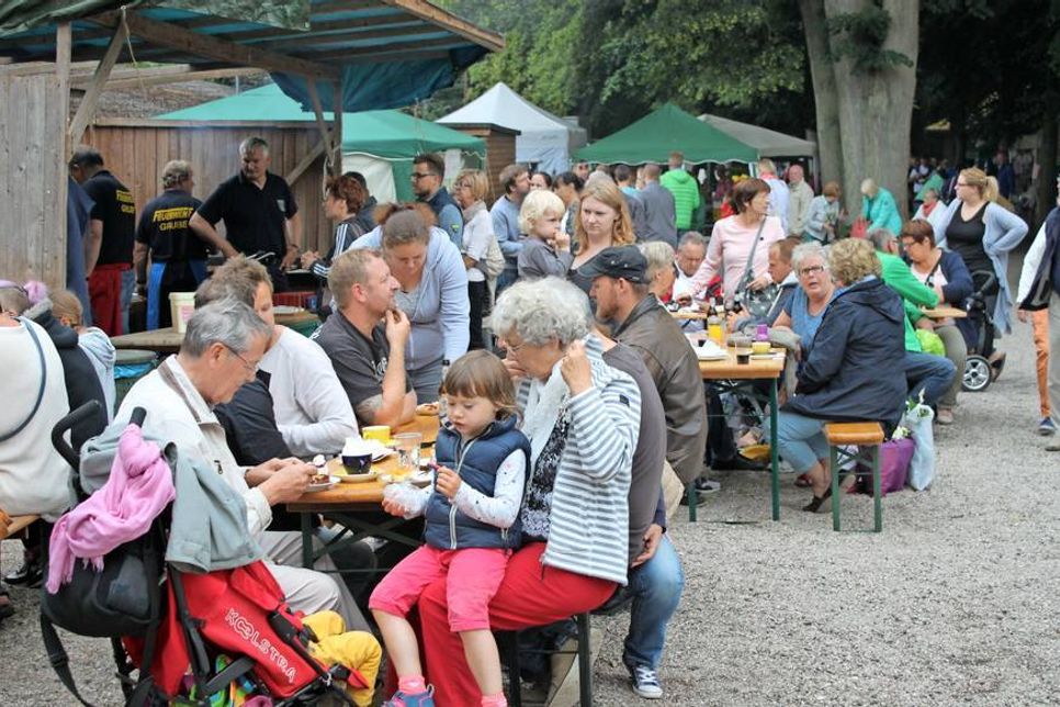 Leckere Grillspezialitäten gab es von der Freiwilligen Feuerwehr.