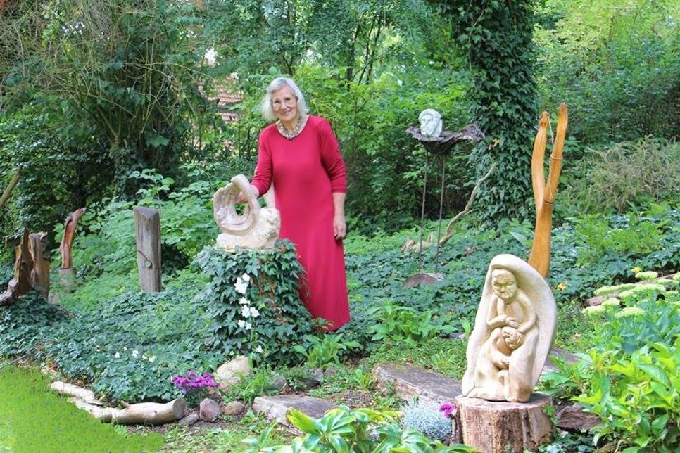 Käte Huppenbauer in ihrem Skulpturengarten im Naturerlebnisraum Pfarrhof.