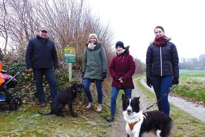 „Wildtiere brauchen Schutz und Ruhe. Leinen Sie bitte Ihren Hund an!“ Diese Schilder zum Schutz der Wildtiere stehen seit Kurzem am Kesdorfer Feld sowie an der Fußgängerbrücke über die Schwartau. Der Tischler Stefan Grell hat sie auf Bitten des Kesdorfer Dorfvorstandes (hier vertreten von Katharina Mentz) angefertigt – die beiden Kesdorfer Hundehalterinnen Christina Tode und Katharina Wilkens finden die Aktion uneingeschränkt großartig: Weil Hundeliebe auch Tierliebe sein sollte.