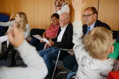 Natalie Nekolla von Politik zum Anfassen, Kommunalpolitikerin Margit Giszas (SPD), Bürgervorsteher Sönke Sela und Bürgermeister Mirko Spieckermann stellten eine Sitzung nach.