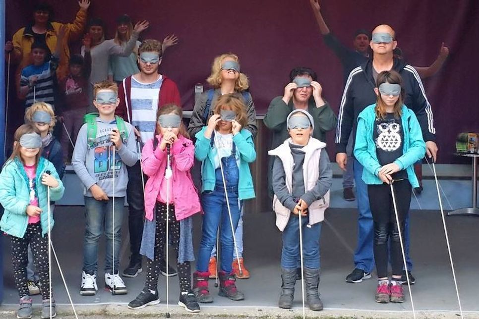 Neustadt. Im Rahmen des Herbstferienprogramms der Stadtjugendpflege Neustadt besuchte der Familientreff am Westpreußenring das Dunkel Experiment auf Fehmarn. “Wie ein Blinder sehen“ war das Motto und wurde für die Kinder und Erwachsenen mit Erlebnissen geprägt. Mit einer Brille und einem Blindenstock mussten verschiedene Alltagssituationen gemeistert werden. In einen Bus einsteigen, durch eine Wohnung laufen oder sich in einem Supermarkt zurecht finden, ohne sehen zu können, war eine Herausforderung für jeden. Mit allen Sinnen wahrnehmen, ohne zu sehen, brachte einige Teilnehmer in eine ganz andere Welt. Blindenschrift, Hörmemory und Fühlspiele wurden ausprobiert und alle waren erstaunt darüber, was alles möglich ist, auch wenn man nicht sehen kann. (red)