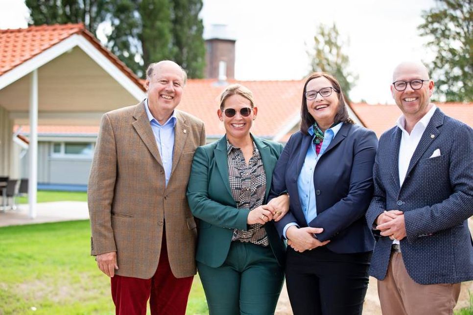 1. Stadtrat Friedrich Karl Kasten gratulierte Ellen Schwerin, Claudia Barop und Christian Schwerin (v. lks.) zum Abschluss des 5. Bauabschnitts. „Wir sind froh einen Partner in der touristischen Entwicklung an unserer Seite zu haben, der jeden Schritt mit Weitsicht und nach dem wirklichen Bedarf umgesetzt hat“, führte Kasten aus. (Foto: Henning Angerer)