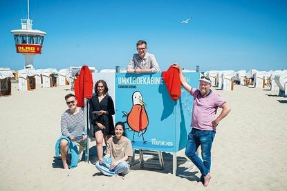 Christian Martin Lukas, Geschäftsführer LTM (links), und Uwe Kirchhoff, Kurdirektor Travemünde, werben gemeinsam mit Kollegen der LTM für das Strand 1x1.