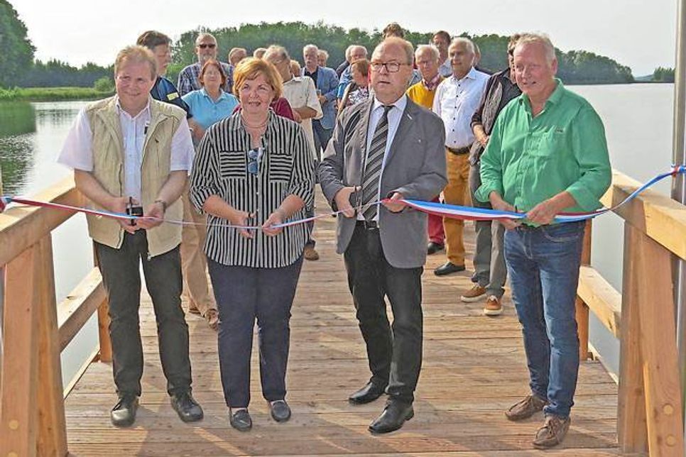 Beim Durchtrennen des Bandes (v.l.): Sven Sacknieß (Touristenverein Bosau), Elke Glau-Koll (Plöner Motorschifffahrt), Bürgermeister Mario Schmidt, Günter Möller (AktivRegion).