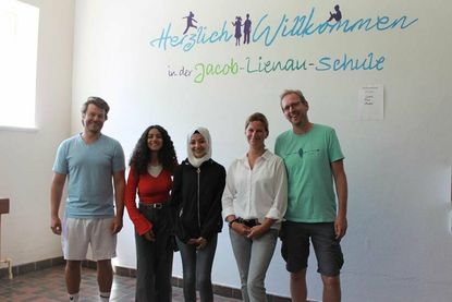 Patrick Heuer, Yvonne Pohle (v. re.) und Philip Grage (lks.) mit Siedra und Chahd, die für eine freundliche Begrüßung im Hochtor-Gebäude gesorgt haben.