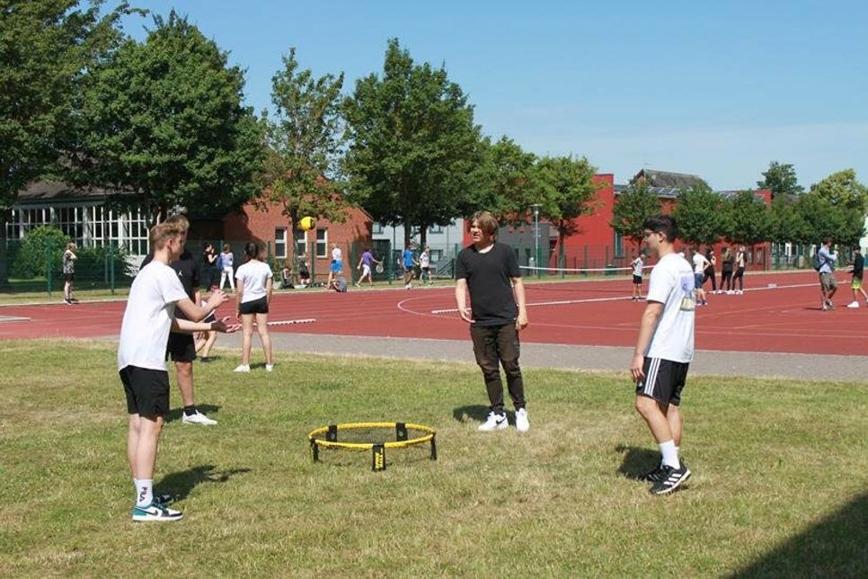 Schwitzen war beim Spikeball auf dem Sportplatz angesagt.