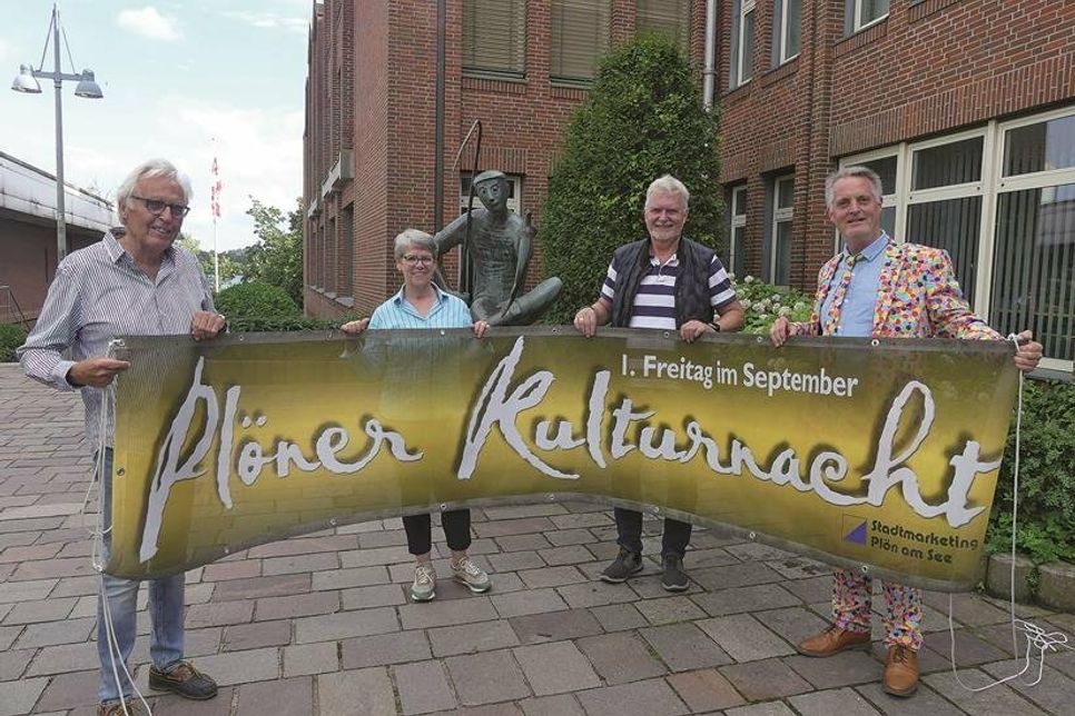 Freuen sich auf eine bunte Kulturvielfalt in der Plöner Innenstadt. Kulturnachtkoordinator Christoph Kohrt sowie Wiebke Kiß, Thomas Kröger und … vom Verein Stadtmarketing