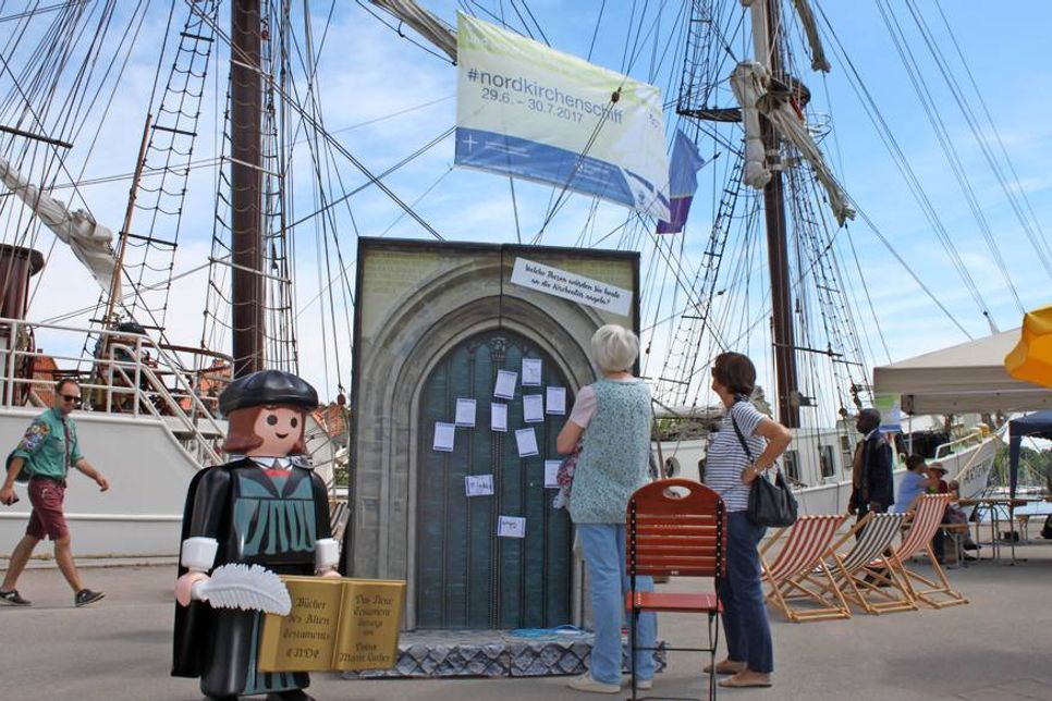 Ein Riesen-Playmobil-Luther lud die Besucher zum Verfassen von eigenen Thesen ein.