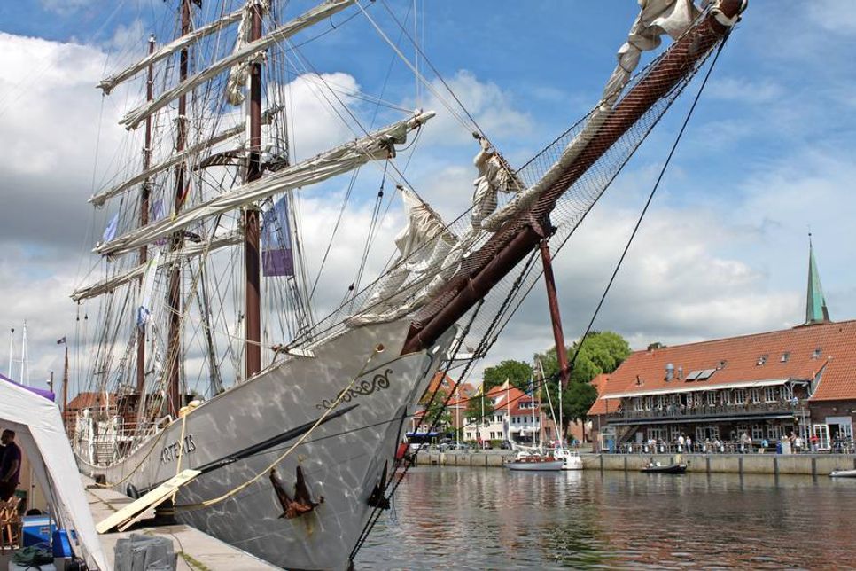 Das Nordkirchenschiff Artemis war der Hingucker im Neustädter Hafen.