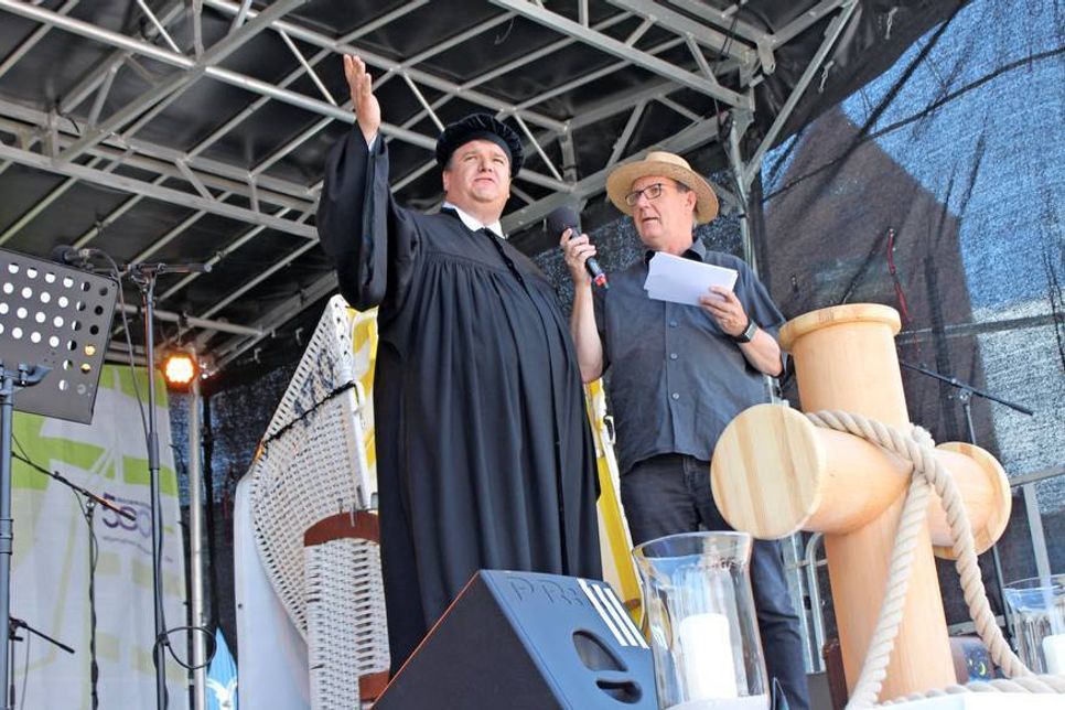 Die Pröpste Dirk Süssenbach (verkleidet als Martin Luther) und Peter Barz (re.) moderierten die Veranstaltung.