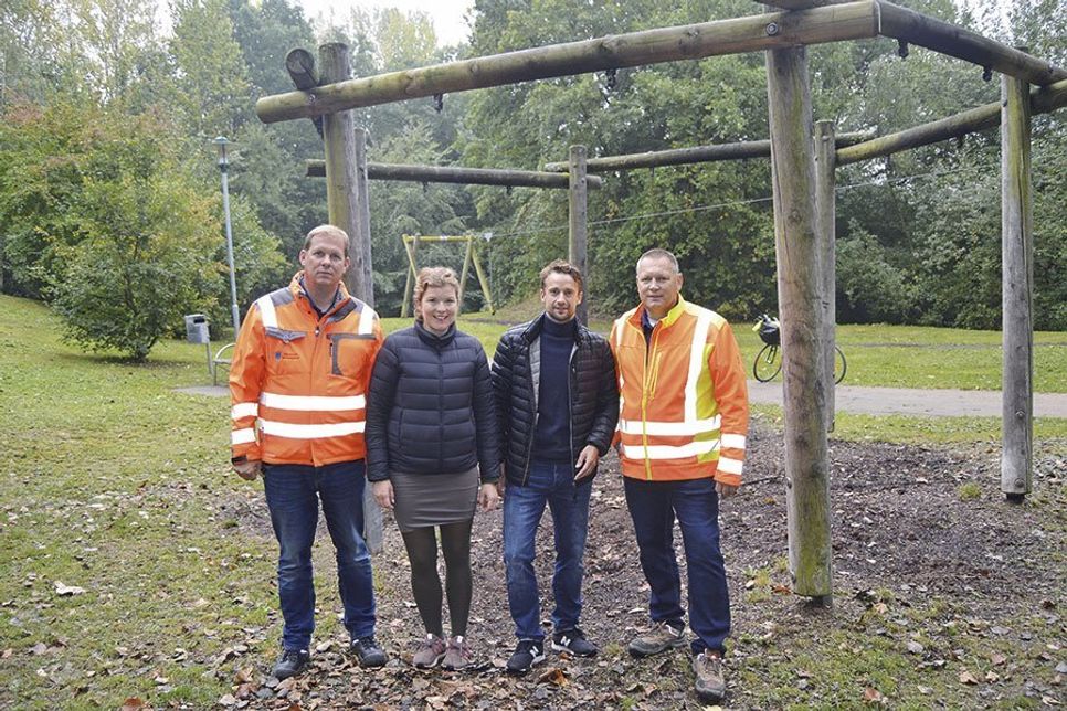 Haben im Rahmen der Spendenübergabe noch einmal einen letzten Blick auf die Reste der zerstörten Kontaktschaukel geworfen: Stockelsdorfs Bauhofleiter Tom Freitag, Bürgermeisterin Julia Samtleben, Spender Daniel Pauls von der Pauls Malereibetrieb GmbH und Spielplatz-Experte Marco Timme.