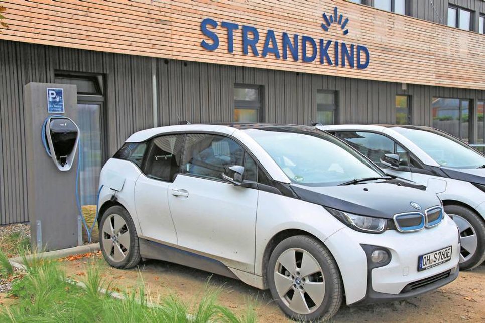 Wer zukünftig mit seinem Elektroauto im Strandkind eincheckt, kann dort kostenlos sein Elektrofahrzeug aufladen.