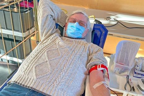 Peter Schliephorst gibt seine 125. Blutspende am 12. Februar in Plön, Schule am Schiffsthal, ab