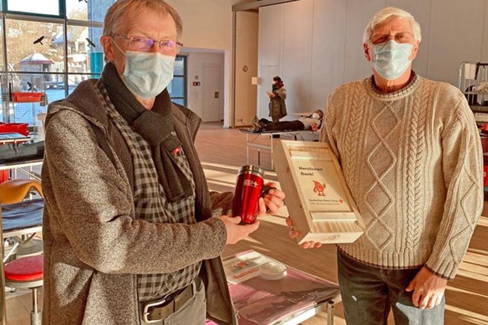 Harald Hinz vom DRK-Blutspendedienst überreichte anlässlich des 125. Spendejubiläums eine Geschenkbox