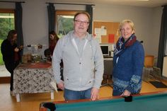 Polizeibeamter a.D. Dieter Stolley und Bürgermeisterin Regina Voß im Jugendtreff.
