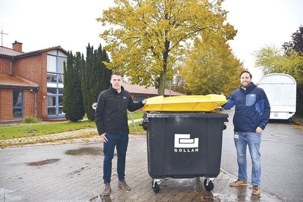 Bauingenieur Alexander Schmidt (rechts) von der Stadt Bad Schwartau und Tim Bolbrinker, Vertriebsmitarbeiter der Firma Gollan, stellen die Container vor, die in Zukunft im Stadtgebiet aufgestellt werden. (Foto: René Kleinschmidt)
