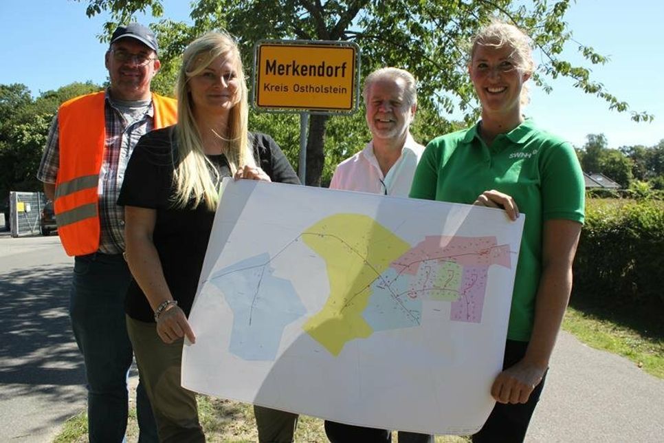 Frauen sich auf den baldigen Start: Peter Strawe (Amt Ostholstein-Mitte, Tiefbau), Cristin Neumann (Vereinigte Stadtwerke Media GmbH, Vertrieb), Rainer Holtz (Bürgermeister Schashagen), Anne Reimers (SWNH, Projektleitung Glasfaser), (v. lks.).
