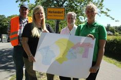 Frauen sich auf den baldigen Start: Peter Strawe (Amt Ostholstein-Mitte, Tiefbau), Cristin Neumann (Vereinigte Stadtwerke Media GmbH, Vertrieb), Rainer Holtz (Bürgermeister Schashagen), Anne Reimers (SWNH, Projektleitung Glasfaser), (v. lks.).