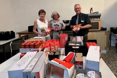Verena Treppe von der Tafel, Spenderin Gisela Bähnk und famila-Warenhausleiter Oliver Wagner (v. lks.) trafen sich zur Übergabe der Lebensmittel bei der Tafel Neustadt.