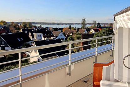 Dachterrasse des Restaurants mit Strandkörben und Blick auf die Förde