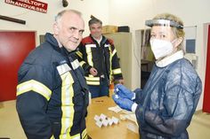 Dr. Stefanie Cordesmeyer testet vor den Augen von Wehrführer Björn Jessen den stv. Wehrführer Dirk Scharbau auf das Coronavirus.