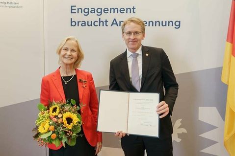 Ministerpräsident Daniel Günther überreichte Heikedine Körting-Beurmann am Dienstag in Kiel die hohe Auszeichnung. (Foto: Frank Peter)