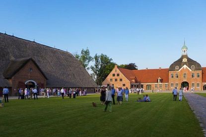 Das „Kultur Gut Hasselburg“ ist auch bekannt durch die Konzerte des Schleswig-Holstein Musik Festivals und bietet ein abwechslungsreiches Kulturprogramm. Musikalische Darbietungen, Lesungen, Theater und Kabaretts finden an den verschiedenen Spielstätten auf dem Gut ihre passenden Kulissen.