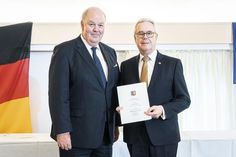 Schleswig-Holsteins Innenminister Hans-Joachim Grote verleiht Ulrich Rüder aus Scharbeutz die Freiherr-vom-Stein-Verdienstnadel. (Foto: Frank Peter)