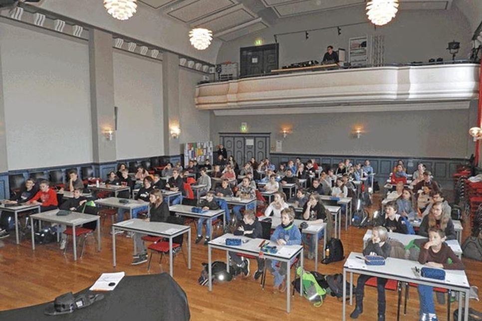 Rund 80 kluge Köpfe beugten sich in der Vossschul-Aula über die Aufgabenzettel.