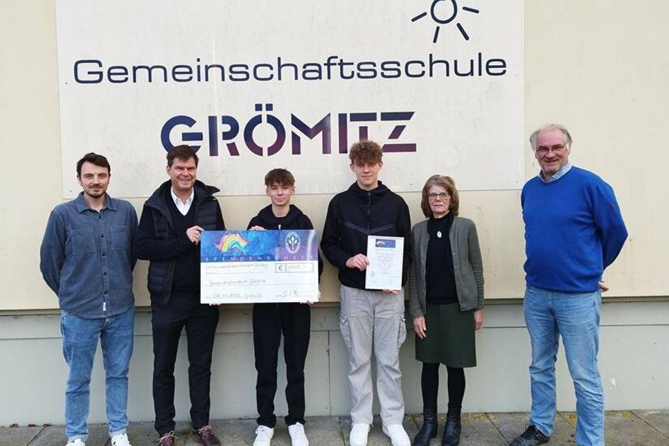 Übergabe der Spende an die Vertreter der Lübeck-Hilfe für krebskranke Kinder.