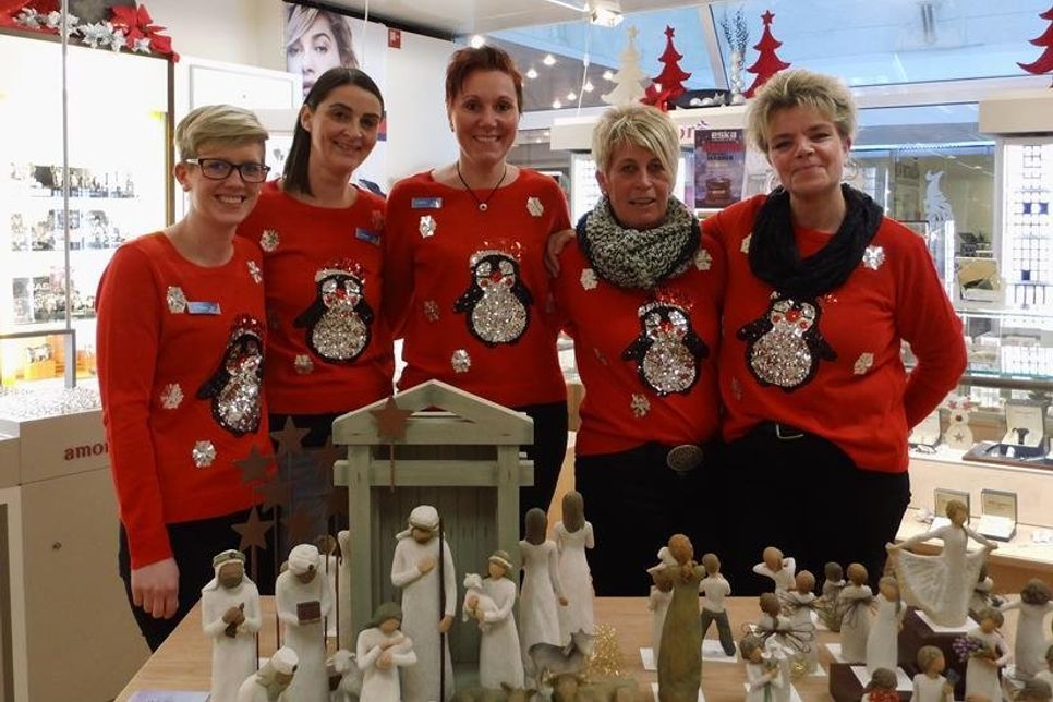 Vanessa Thurm, Jasmin Krüger, Anne-Katrin Müller, Sabine Renner und Andrea Jensen (v. lks.) im eska Kaufhaus. (red)