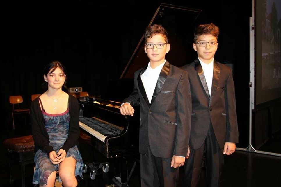 Musikalisch umrahmt wurde der Festakt von Schülern der Kreismusikschule am Klavier (v. lks.): Selma Koc, Emilian und Amael Ertural.
