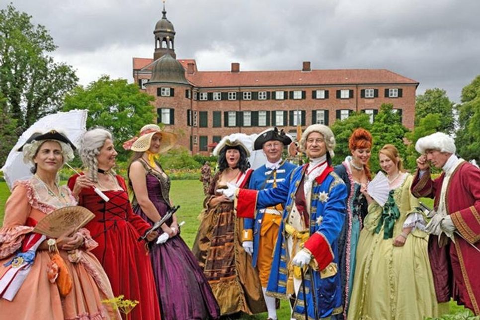 Landesgartenschau in Eutin: Barocker Auftritt mit Schirm, Charme und Manschetten, natürlich aus Spitze.