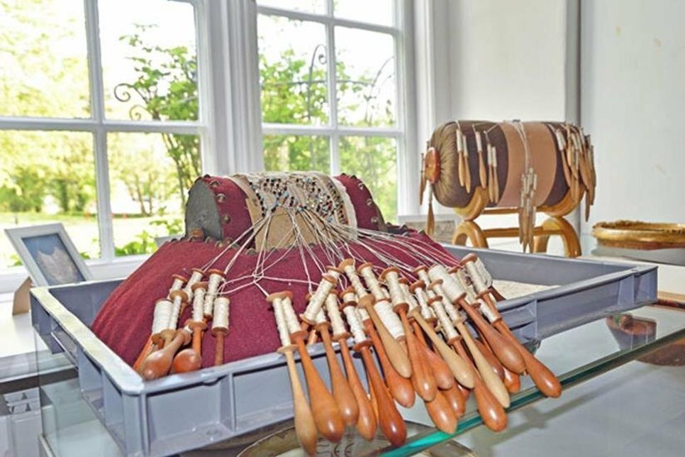 Die Herstellung der Handklöppelspitzen beruht auf dem Wechsel von Verdrehen – Verkreuzen – Verknüpfen – Verschlingen der Fäden.