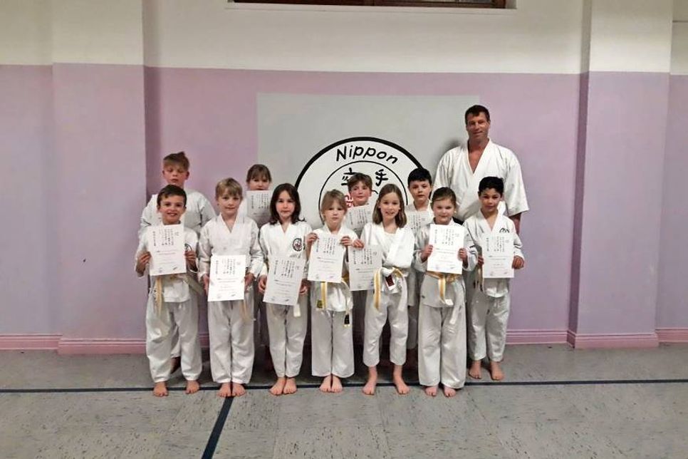 Grömitz. Vor 10 Jahren führte der Weg Peer Frasch (3. Dan) nach Grömitz, wo er die Leitung vom Dojo Nippon übernahm. In dieser Zeit hat er selber schon aus seinen Reihen Schüler hervorgebracht, die die Prüfung zum „schwarzen Gürtel“ gemeistert haben. Pünktlich zum Jahresanfang standen jetzt die Prüfungen von den Anfängern an, die größtenteils schon in der Minigruppe des Dojos gestartet sind. (red)